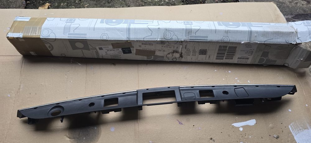 Лайсна за багажник мерцедес W204