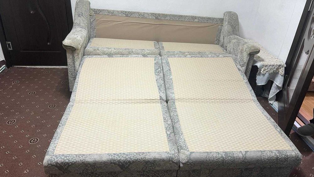 Canapea extensibilă 2 locuri – spațiu dormit 190x160 cm – stare bună