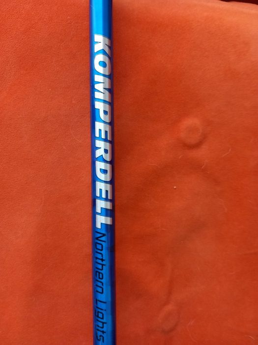 Ски, автомати, ски обувки, щеки и термо ръкавици.