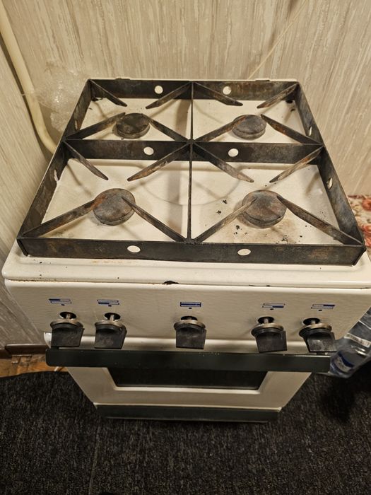 Продаётся газ плита в нормальном состоянии в подарок стиральная машина