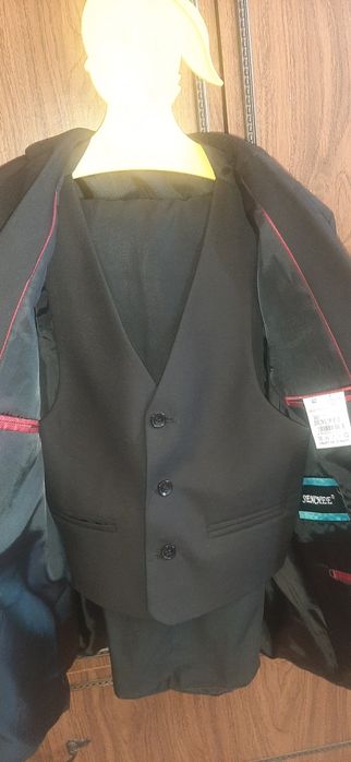 Костюм школьный чёрный.