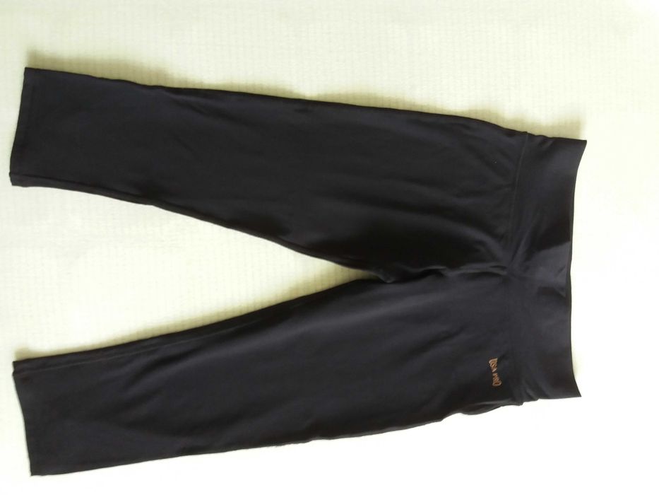 Различни модели дамски спортни дрехи- потници, клин