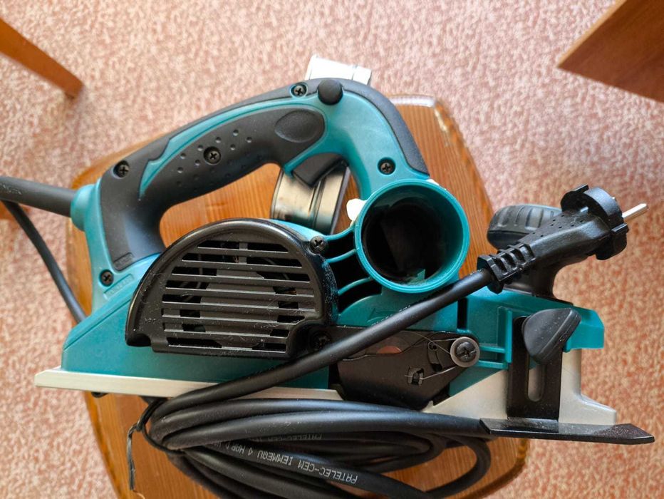 Электрорубанок Makita KP0810C
