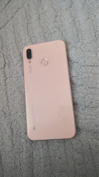 Това е Huawei P20 Lite (модел от 2018 г.) в цвят Sakura Pink (розов).