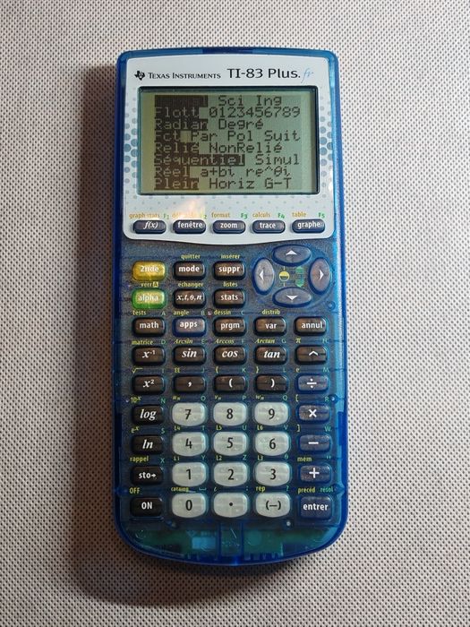 Calculator științific Texas Instruments TI-83 Plus.