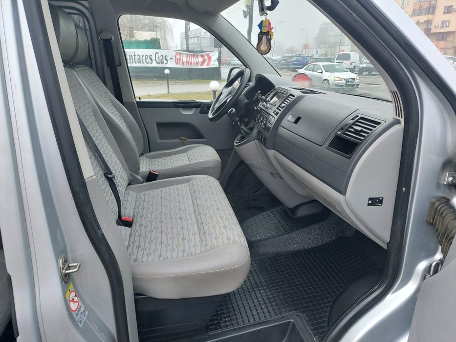 VW Transporter T5  Modelul Lung 2013 8+1 Locuri