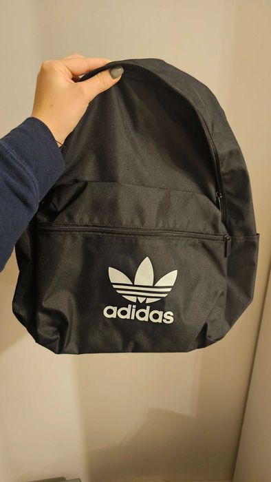 Продавам нова раница Адидас черна и синя