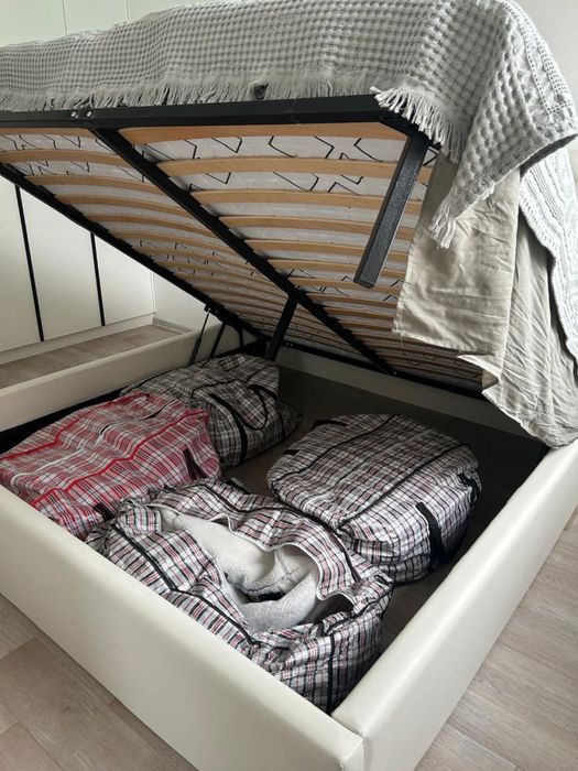 Кровать двух спальную