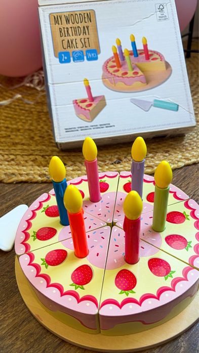 Jucărie Tort Aniversar din Lemn, Set cu 6 felii, Spatulă și lumânări, Multicolor, 2ani