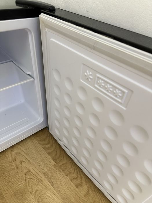 Minicongelator usa sticla neagra—- Nuu se livreaza prin curier