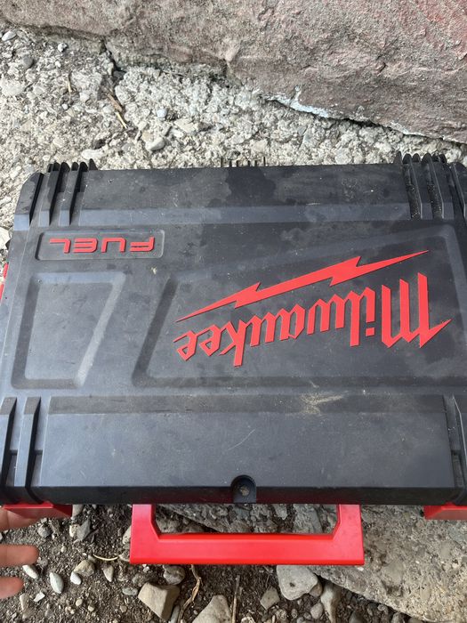 Vând  trusa Milwaukee m 18