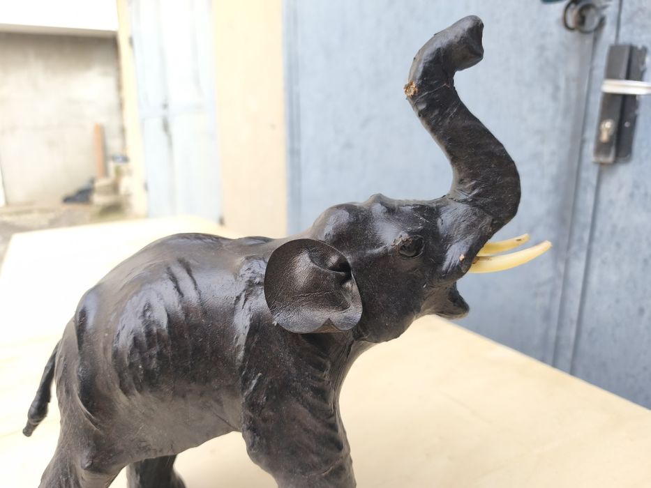 Кожена фигурка / статуетка на слон