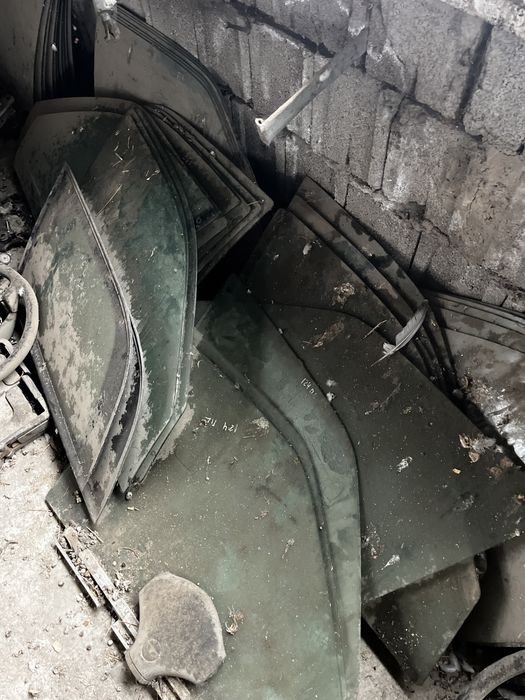 Боковое стекло машины