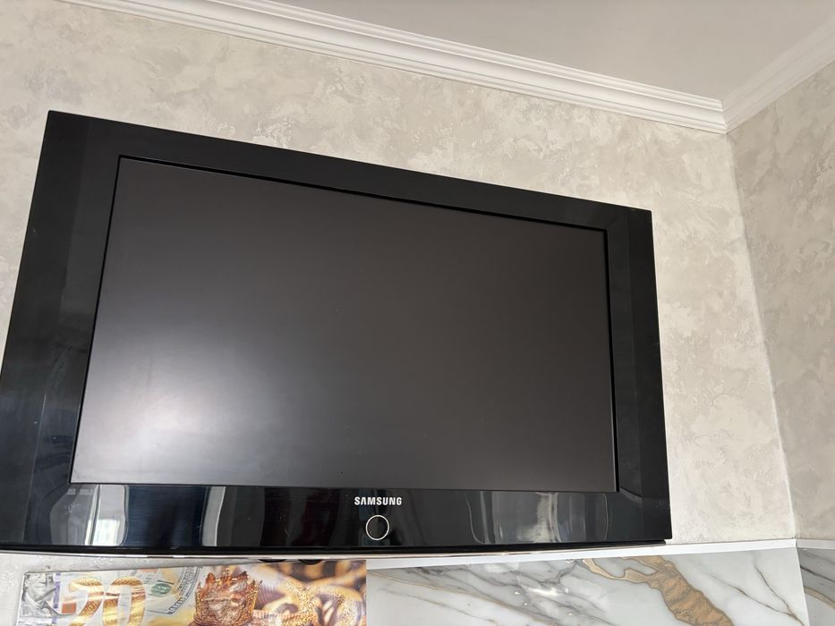 Продам тв Самсунг в подарок кронштейн настенный