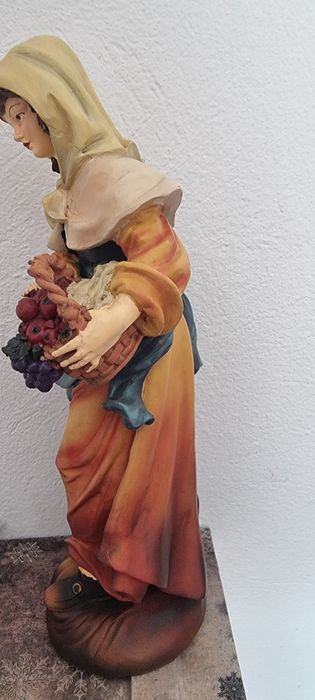 Figurina Femeia cu cos de fructe