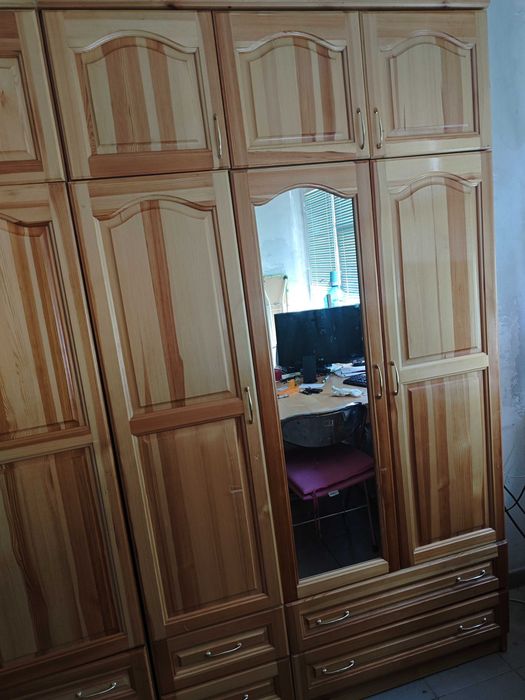 Дървен гардероб с надстройка и 2 бр. нощни шкафчета