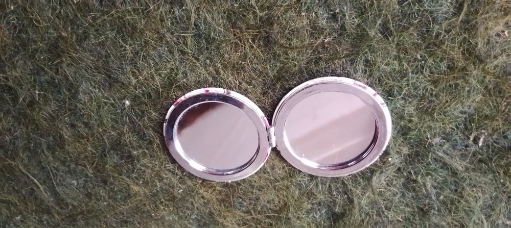 Уред за сушене на обувки, огледалце и несесер за гримове