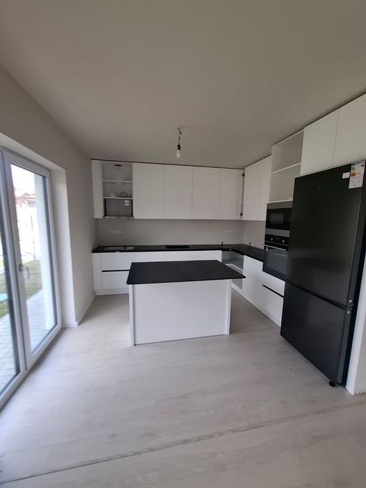 Mobilă la comandă pentru Bucătări Dormitoare Living Dressing Băi Holur