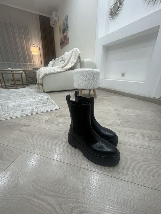 Продам 2 пары сапоги размер 39-40