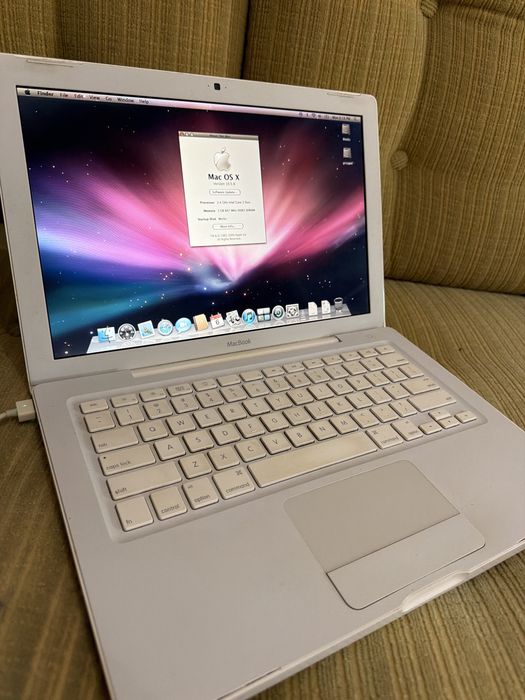 Ретро класика Apple MacBook 13" (Бял / Бял поликарбонат) – Модел A1342