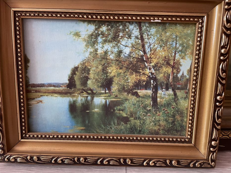 Картины в рамках разные