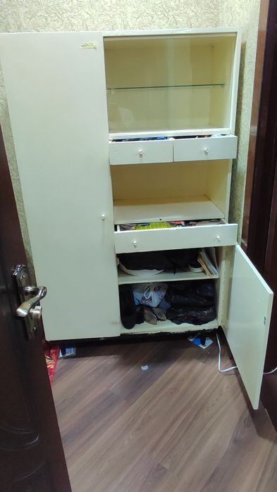 Кухонный шкаф. Сделан из дерева, имеются стеклянные дверцы