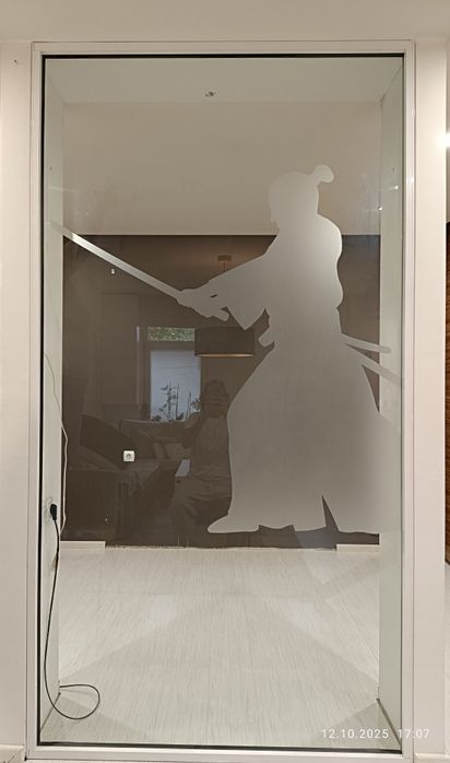 Стъклена витрина със рсмка