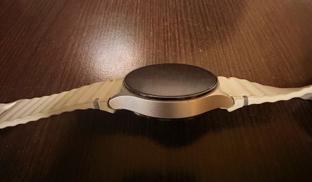 Galaxy Watch 7 LTE eSIM + 3в1 зарядна станция + пълен комплект