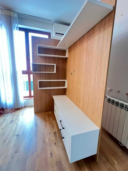 Ъглов стенен шкаф с рафтове и извод за ТВ