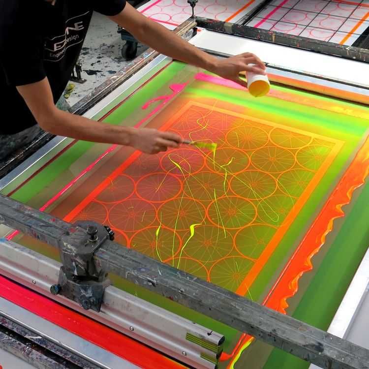 Screen printing. Трафаретная печать. Трафаретная печать шелкография. Трафаретная печать в искусстве. Шелкография в искусстве.