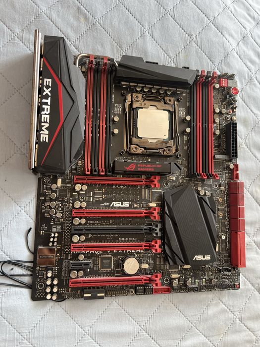 Asus rampage V Extreme + procesor 5960x perfecta pentru server