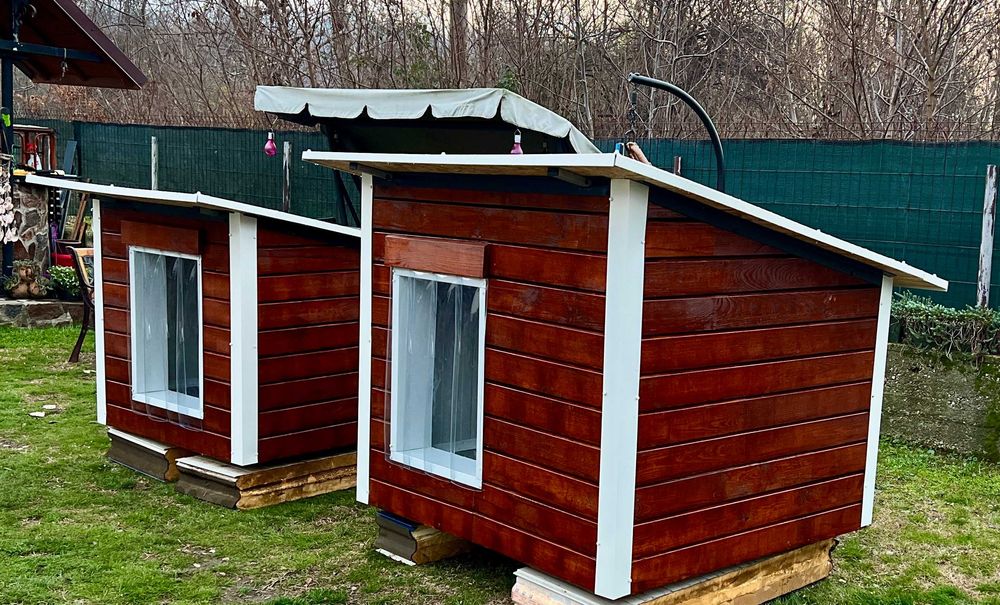 Cusca de câine termoizolata cu panouri sandwich