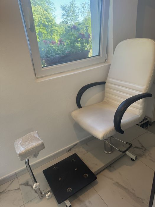 „Scaun pedichiură/hidraulic pentru salon, utilizat, stare bună, reglaj pe înălțime funcțional, confortabil și stabil