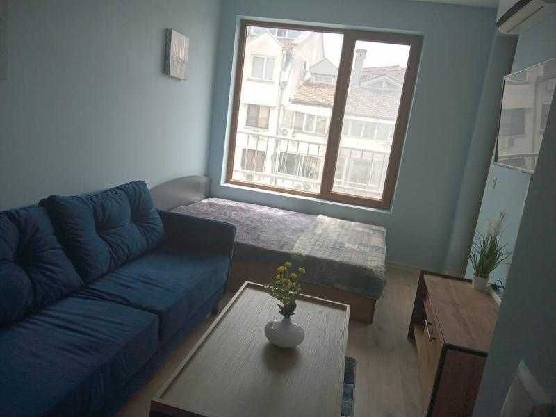 Дава се под наем Двустаен апартамент в Бургас, Център - 50 кв.м за 474.3 € - Снимка #2