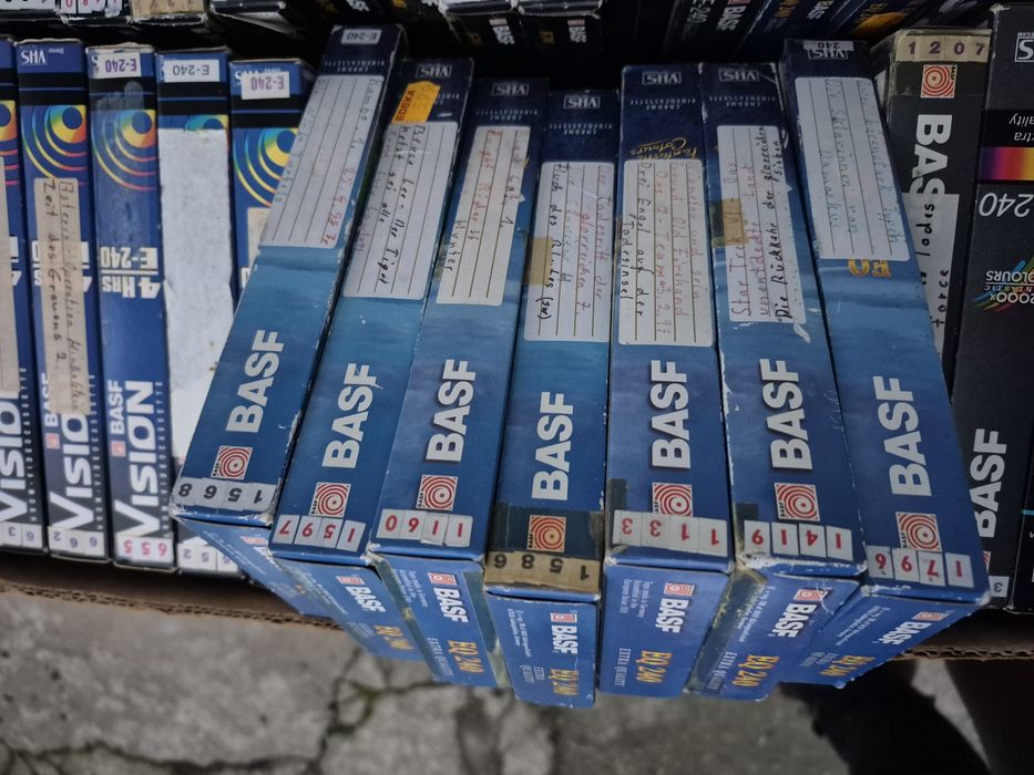 Vând Lot 19 casete video VHS originale marca Basf model de 240 minute