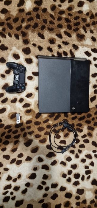 Vând Playstation 4 / Ps4 Phat Modat 500GB