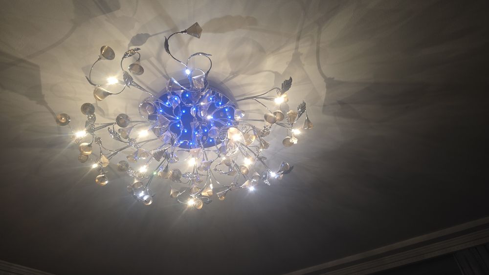 Продам красивую люстру