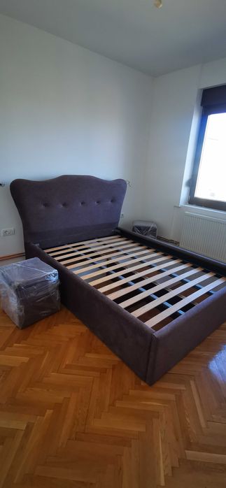 Pat tapitat cu noptiere tapitate