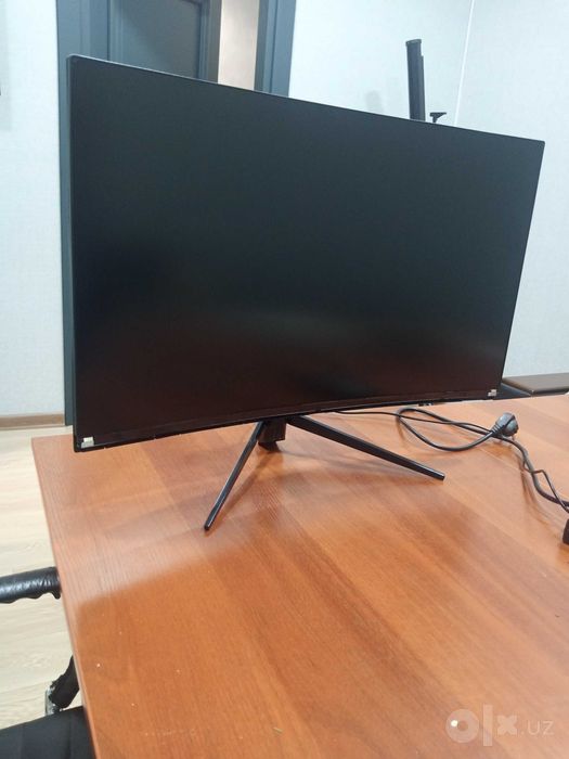 Philips 272M7C 27" Curved 144Hz — экран с дефектом