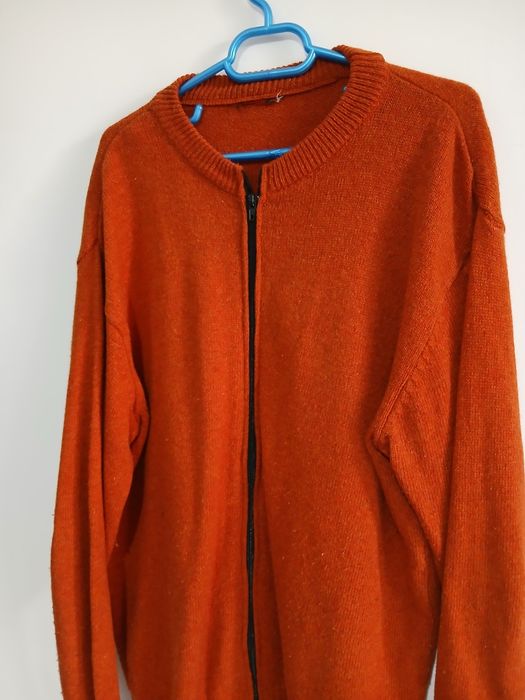 Pulovar unisex cu fermoar culoare grena masura 50 sau XL perfecta stare
Dimensiuni:
- latimea intre umeri 55 cm
- latimea intre axile 55 cm
- cir
