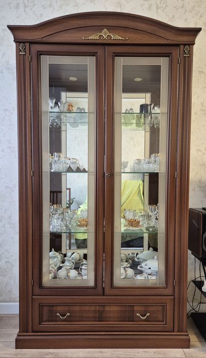 Витрина и Комод.  Производство Россмя.