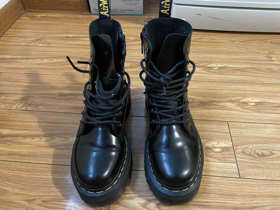 Bocanci Dr Martens cu talpa inalta marimea 37