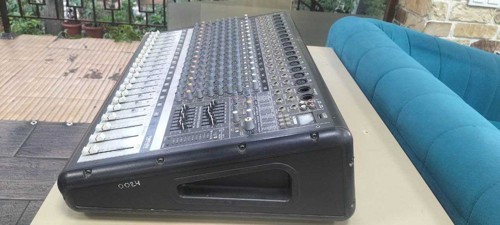 Продается активный микшерный пульт.