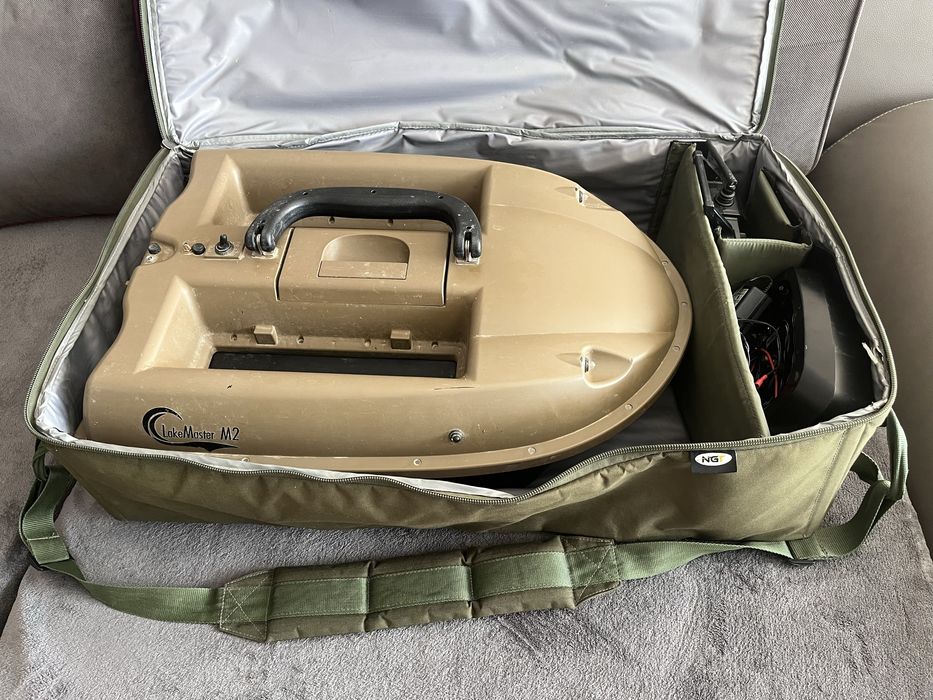 Продавам Лодка за захранка Lakemaster Master M2 Bait Boat.