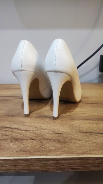 Бели обувки 35 номер