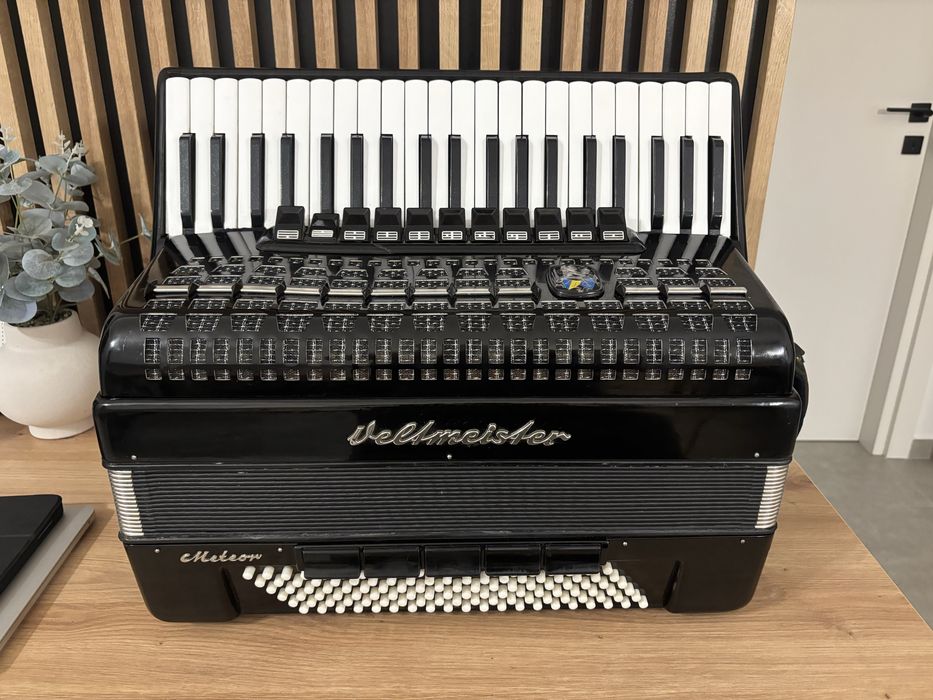 Acordeon Weltmeister Meteor cu 120 de basi