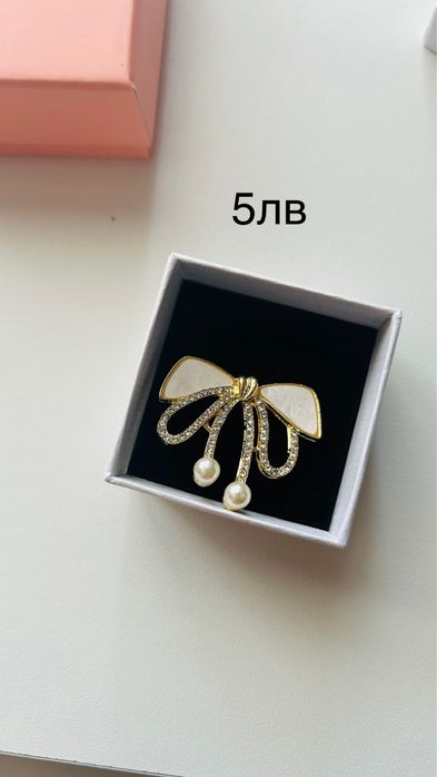 Гривни, колиета и обеци