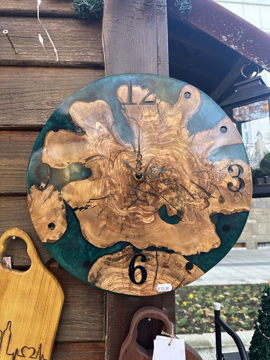Часовник със епоксидна смола с дърво от маслина