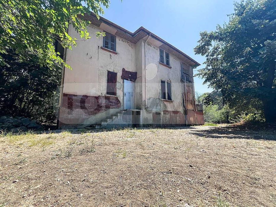 Двуетажна къща с голям парцел в Морската градина