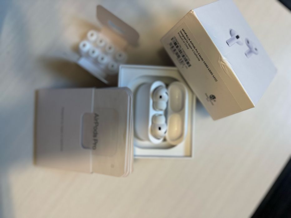 Apple AirPods Pro 3 (Pachet complet cu cutie și accesorii)